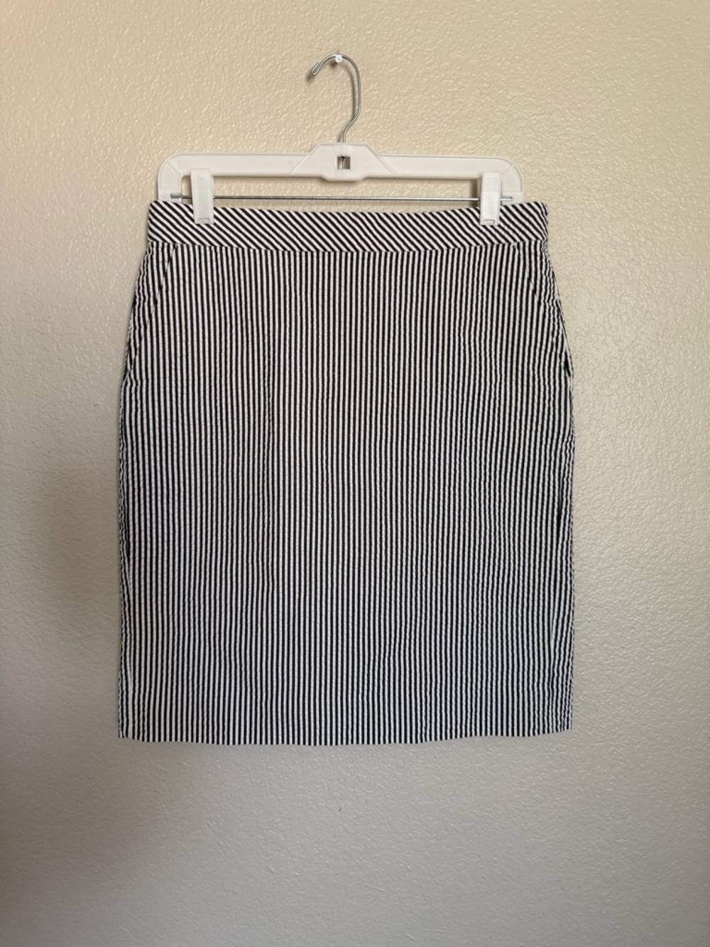 J. Crew Dark Gray and White Vertical Stripe Pencil Skirt Sz 8
136